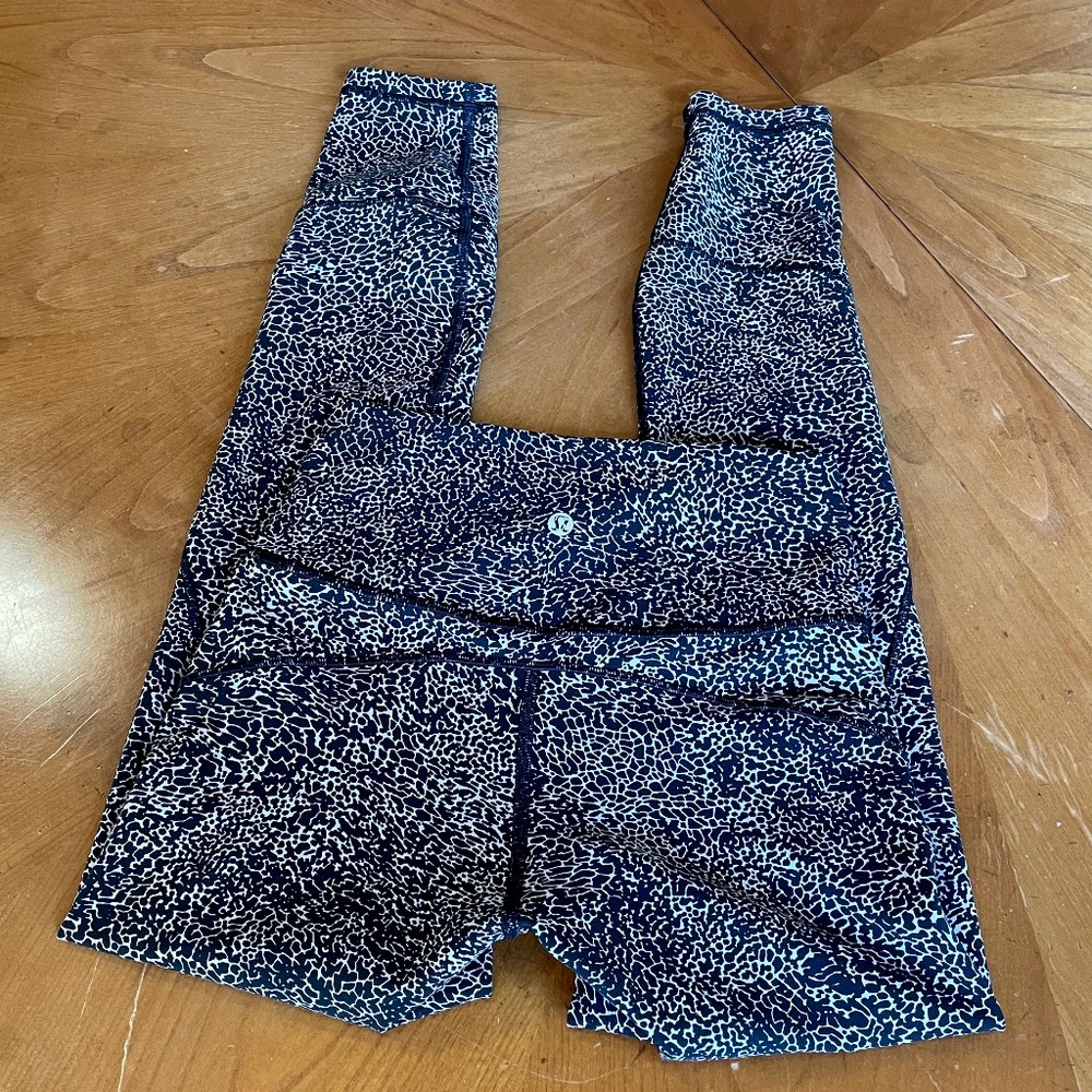 Lululemon In Movement Tight 25" Everlux - Size 4 - Picture 2 of 9